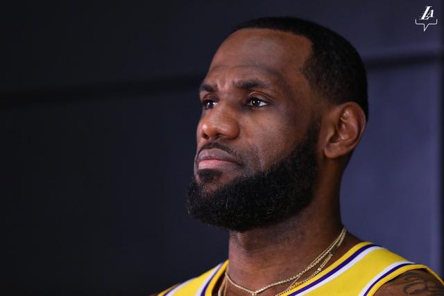 骑士客场迎战雄鹿，ESPN预测胜率对比明显